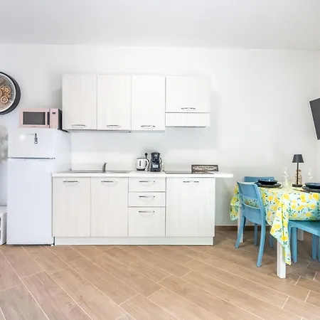 Affittimdoerni - Modern Patio Apartment