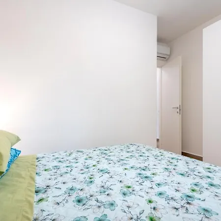 Affittimdoerni - Modern Patio Apartment